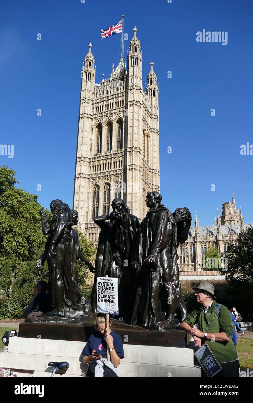 Demonstranten bei einer Kundgebung im Victoria Park, in der Nähe des Parlaments, London, während des Klimastreiks vom 20. September 2019. Auch bekannt als die Globale Woche der Zukunft, eine Reihe von internationalen Streiks und Protesten, um Maßnahmen gegen den Klimawandel zu fordern. Die Proteste vom 20. September waren wahrscheinlich die größten Klimaangriffe der Weltgeschichte. Die Organisatoren berichteten, dass weltweit über 4 Millionen Menschen an Streiks teilgenommen haben, darunter 300000 Menschen, die sich britischen Protesten angeschlossen haben. Greta Thunberg, (* 3. Januar 2003), schwedische Umweltaktivistin, hat sich der weltweiten Sensibilisierung für die Risiken von Clim zugeschrieben Stockfoto