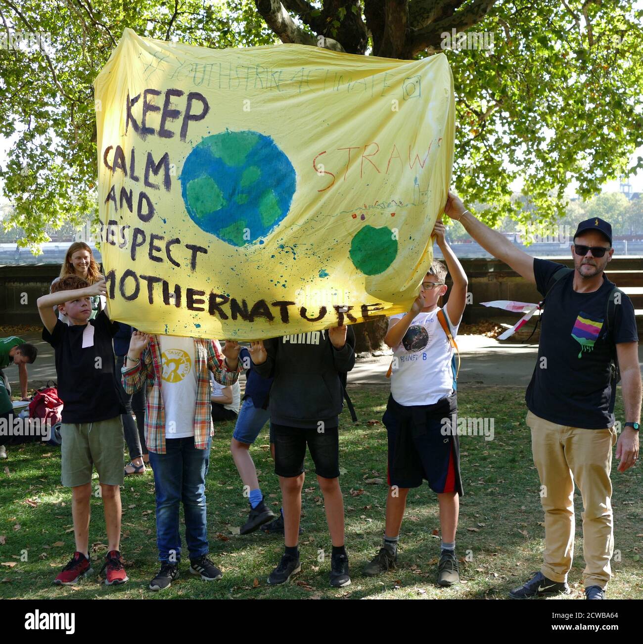 Demonstranten bei einer Kundgebung im Victoria Park, in der Nähe des Parlaments, London, während des Klimastreiks vom 20. September 2019. Auch bekannt als die Globale Woche der Zukunft, eine Reihe von internationalen Streiks und Protesten, um Maßnahmen gegen den Klimawandel zu fordern. Die Proteste vom 20. September waren wahrscheinlich die größten Klimaangriffe der Weltgeschichte. Die Organisatoren berichteten, dass weltweit über 4 Millionen Menschen an Streiks teilgenommen haben, darunter 300000 Menschen, die sich britischen Protesten angeschlossen haben. Greta Thunberg, (* 3. Januar 2003), schwedische Umweltaktivistin, hat sich der weltweiten Sensibilisierung für die Risiken von Clim zugeschrieben Stockfoto