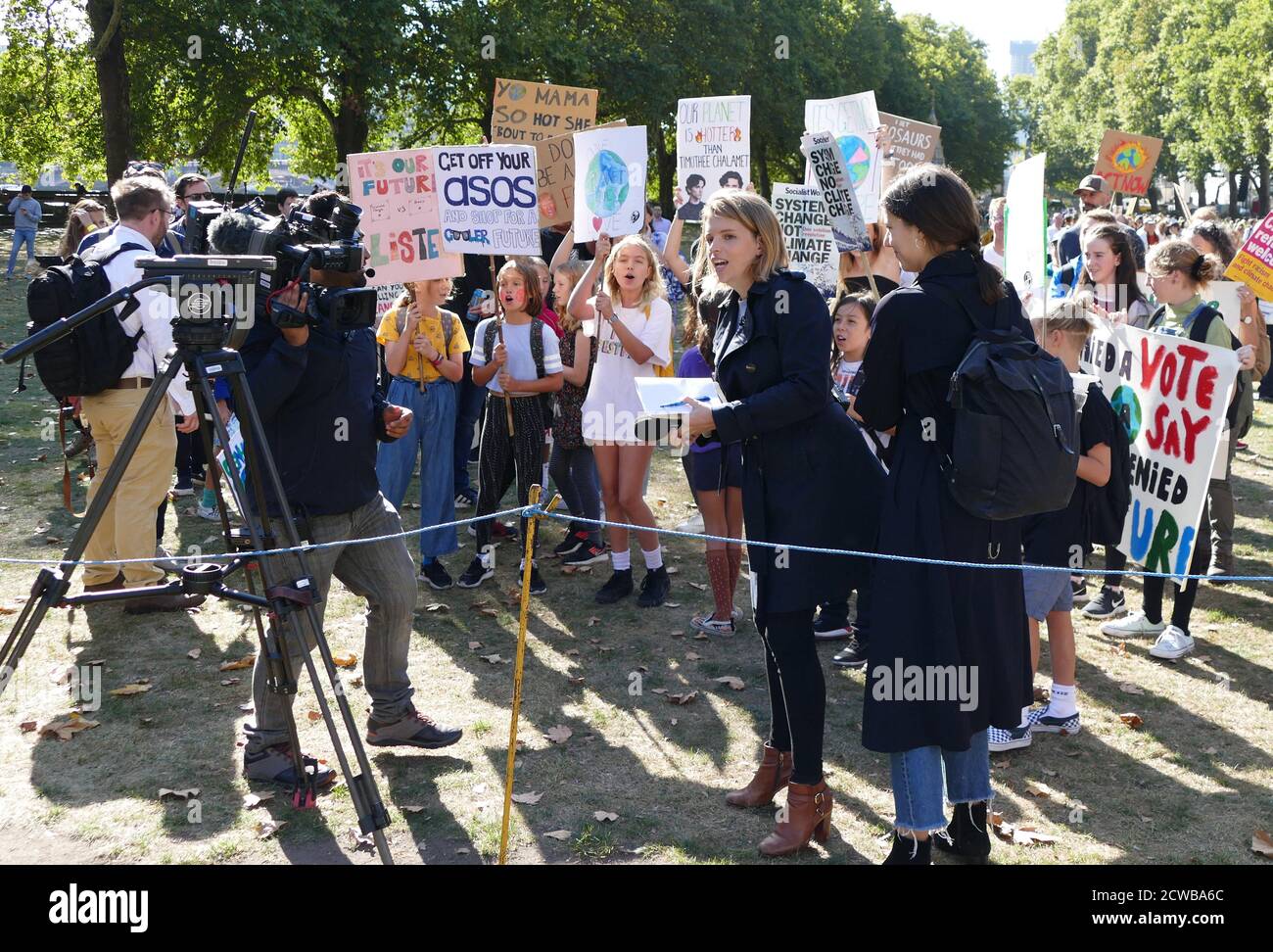 Demonstranten bei einer Kundgebung im Victoria Park, in der Nähe des Parlaments, London, während des Klimastreiks vom 20. September 2019. Auch bekannt als die Globale Woche der Zukunft, eine Reihe von internationalen Streiks und Protesten, um Maßnahmen gegen den Klimawandel zu fordern. Die Proteste vom 20. September waren wahrscheinlich die größten Klimaangriffe der Weltgeschichte. Die Organisatoren berichteten, dass weltweit über 4 Millionen Menschen an Streiks teilgenommen haben, darunter 300000 Menschen, die sich britischen Protesten angeschlossen haben. Greta Thunberg, (* 3. Januar 2003), schwedische Umweltaktivistin, hat sich der weltweiten Sensibilisierung für die Risiken von Clim zugeschrieben Stockfoto