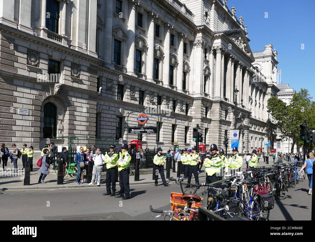 Polizeiwache Whitehall, London, während des Klimastreiks vom 20. September 2019. Auch bekannt als die Globale Woche der Zukunft, eine Reihe von internationalen Streiks und Protesten, um Maßnahmen gegen den Klimawandel zu fordern. Die Proteste vom 20. September waren wahrscheinlich die größten Klimaangriffe der Weltgeschichte. Die Organisatoren berichteten, dass weltweit über 4 Millionen Menschen an Streiks teilgenommen haben, darunter 300000 Menschen, die sich britischen Protesten angeschlossen haben Stockfoto