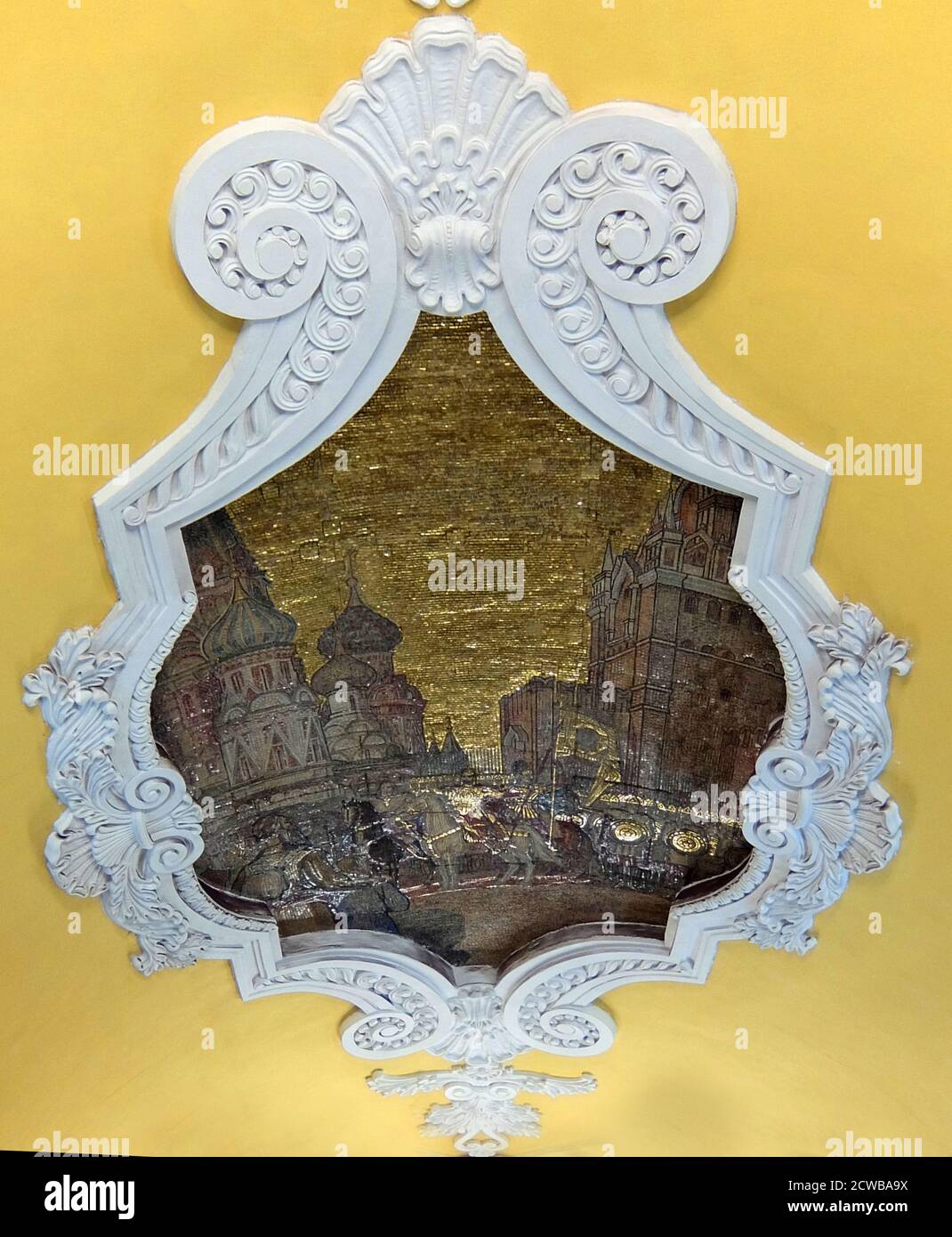 Komsomolskaja U-Bahn-Station im Krasnoselski Bezirk, Moskau. Der Bahnhof ist bekannt für seine unter dem verkehrsreichsten Moskauer Verkehrsknotenpunkt, Komsomolskaja-Platz. Das erste südliche Segment der Kolzewaja Linie ist dem Sieg über Nazi-Deutschland gewidmet, der nördliche Abschnitt ist dem Thema der Nachkriegsarbeit gewidmet. Komsomolskaja ist jedoch eine klare Ausnahme: Lead Designer Alexei Schtschusev entworfen es als Illustration einer historischen Rede von Joseph Stalin am 7. November 1941. In dieser Rede erinnerte Stalin an Alexander Newski, Dmitri Donskoi und andere Milit Stockfoto