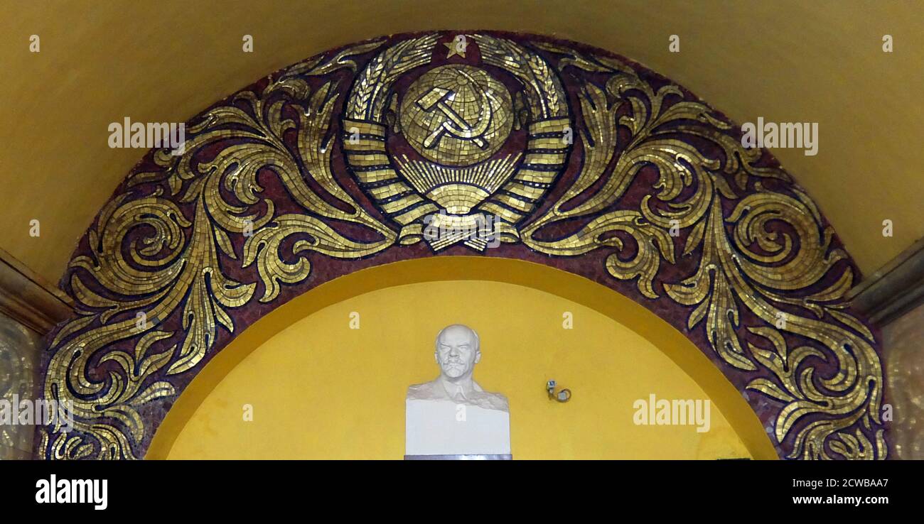 Komsomolskaja U-Bahn-Station im Krasnoselski Bezirk, Moskau. Der Bahnhof ist bekannt für seine unter dem verkehrsreichsten Moskauer Verkehrsknotenpunkt, Komsomolskaja-Platz. Das erste südliche Segment der Kolzewaja Linie ist dem Sieg über Nazi-Deutschland gewidmet, der nördliche Abschnitt ist dem Thema der Nachkriegsarbeit gewidmet. Komsomolskaja ist jedoch eine klare Ausnahme: Lead Designer Alexei Schtschusev entworfen es als Illustration einer historischen Rede von Joseph Stalin am 7. November 1941. In dieser Rede erinnerte Stalin an Alexander Newski, Dmitri Donskoi und andere Milit Stockfoto