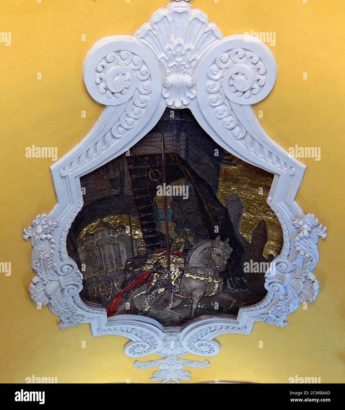 Komsomolskaja U-Bahn-Station im Krasnoselski Bezirk, Moskau. Der Bahnhof ist bekannt für seine unter dem verkehrsreichsten Moskauer Verkehrsknotenpunkt, Komsomolskaja-Platz. Das erste südliche Segment der Kolzewaja Linie ist dem Sieg über Nazi-Deutschland gewidmet, der nördliche Abschnitt ist dem Thema der Nachkriegsarbeit gewidmet. Komsomolskaja ist jedoch eine klare Ausnahme: Lead Designer Alexei Schtschusev entworfen es als Illustration einer historischen Rede von Joseph Stalin am 7. November 1941. In dieser Rede erinnerte Stalin an Alexander Newski, Dmitri Donskoi und andere Milit Stockfoto