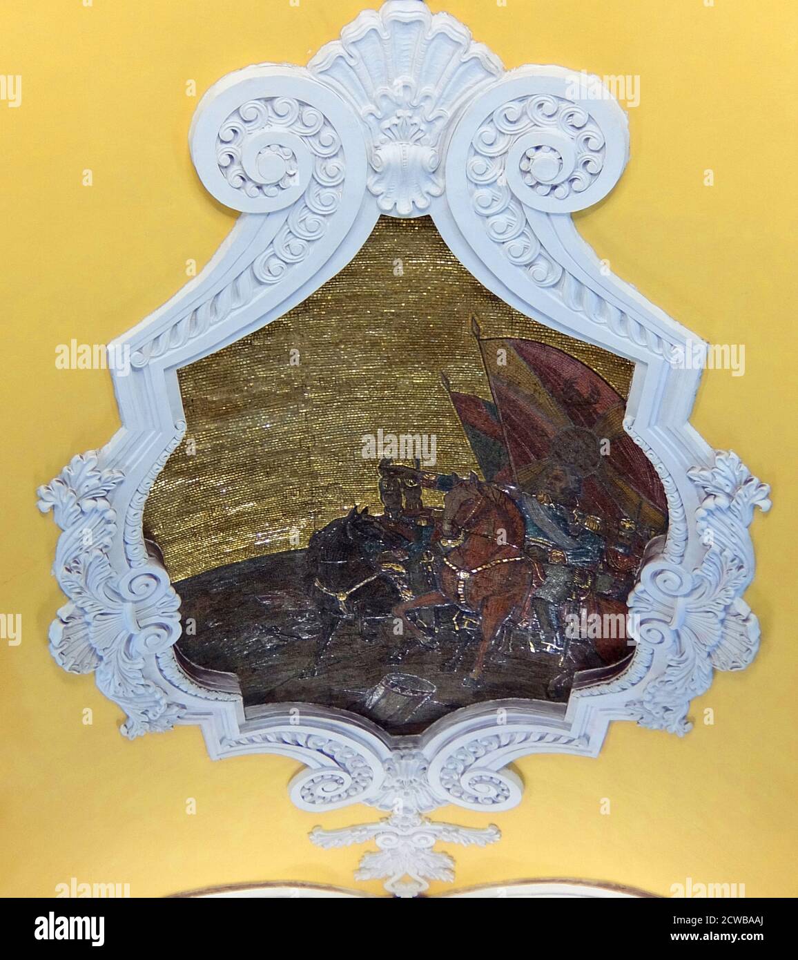 Komsomolskaja U-Bahn-Station im Krasnoselski Bezirk, Moskau. Der Bahnhof ist bekannt für seine unter dem verkehrsreichsten Moskauer Verkehrsknotenpunkt, Komsomolskaja-Platz. Das erste südliche Segment der Kolzewaja Linie ist dem Sieg über Nazi-Deutschland gewidmet, der nördliche Abschnitt ist dem Thema der Nachkriegsarbeit gewidmet. Komsomolskaja ist jedoch eine klare Ausnahme: Lead Designer Alexei Schtschusev entworfen es als Illustration einer historischen Rede von Joseph Stalin am 7. November 1941. In dieser Rede erinnerte Stalin an Alexander Newski, Dmitri Donskoi und andere Milit Stockfoto