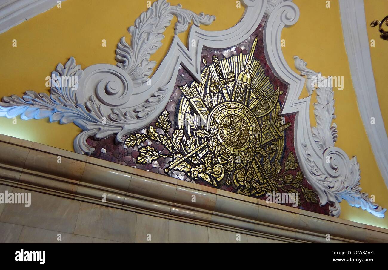 Komsomolskaja U-Bahn-Station im Krasnoselski Bezirk, Moskau. Der Bahnhof ist bekannt für seine unter dem verkehrsreichsten Moskauer Verkehrsknotenpunkt, Komsomolskaja-Platz. Das erste südliche Segment der Kolzewaja Linie ist dem Sieg über Nazi-Deutschland gewidmet, der nördliche Abschnitt ist dem Thema der Nachkriegsarbeit gewidmet. Komsomolskaja ist jedoch eine klare Ausnahme: Lead Designer Alexei Schtschusev entworfen es als Illustration einer historischen Rede von Joseph Stalin am 7. November 1941. In dieser Rede erinnerte Stalin an Alexander Newski, Dmitri Donskoi und andere Milit Stockfoto