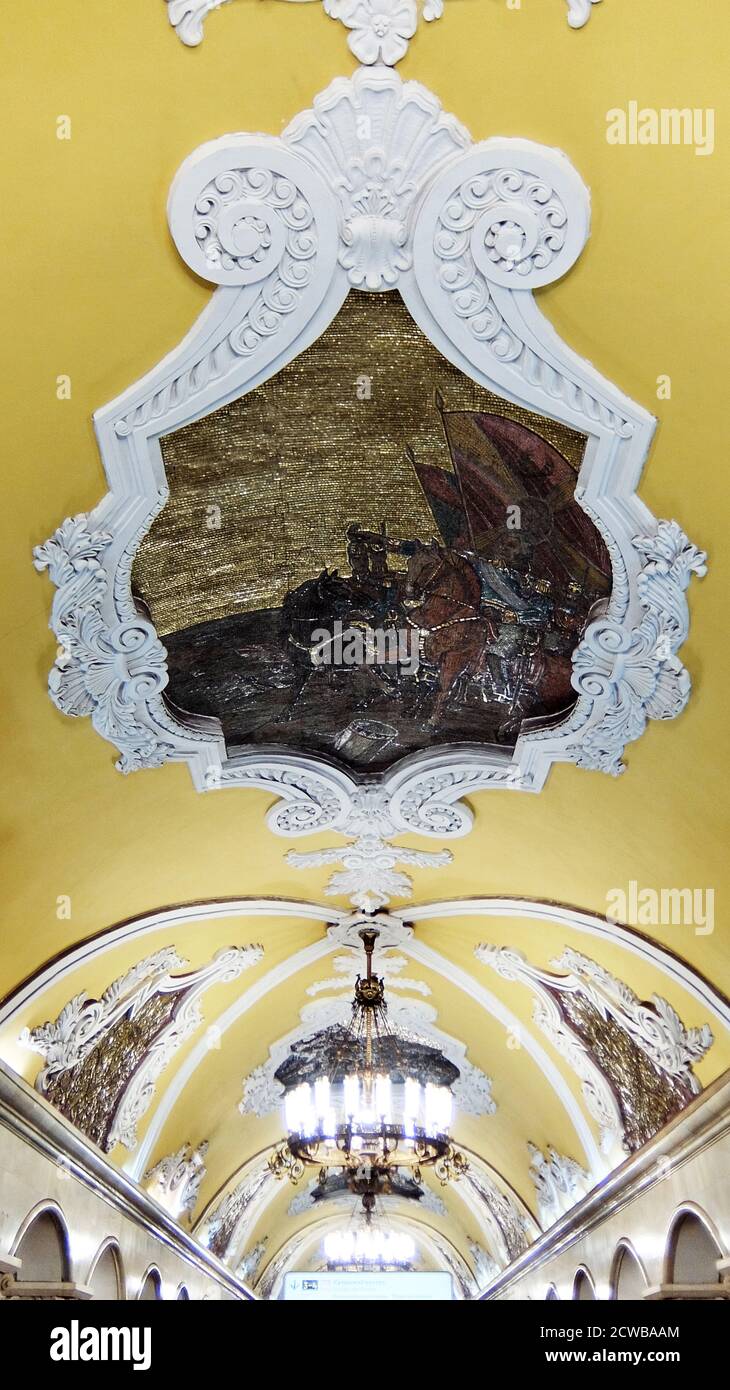 Komsomolskaja U-Bahn-Station im Krasnoselski Bezirk, Moskau. Der Bahnhof ist bekannt für seine unter dem verkehrsreichsten Moskauer Verkehrsknotenpunkt, Komsomolskaja-Platz. Das erste südliche Segment der Kolzewaja Linie ist dem Sieg über Nazi-Deutschland gewidmet, der nördliche Abschnitt ist dem Thema der Nachkriegsarbeit gewidmet. Komsomolskaja ist jedoch eine klare Ausnahme: Lead Designer Alexei Schtschusev entworfen es als Illustration einer historischen Rede von Joseph Stalin am 7. November 1941. In dieser Rede erinnerte Stalin an Alexander Newski, Dmitri Donskoi und andere Milit Stockfoto