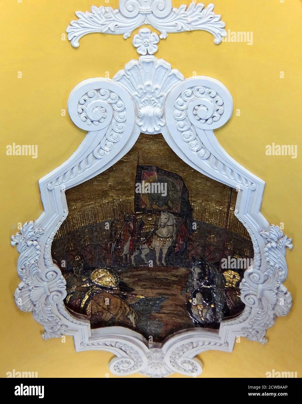 Komsomolskaja U-Bahn-Station im Krasnoselski Bezirk, Moskau. Der Bahnhof ist bekannt für seine unter dem verkehrsreichsten Moskauer Verkehrsknotenpunkt, Komsomolskaja-Platz. Das erste südliche Segment der Kolzewaja Linie ist dem Sieg über Nazi-Deutschland gewidmet, der nördliche Abschnitt ist dem Thema der Nachkriegsarbeit gewidmet. Komsomolskaja ist jedoch eine klare Ausnahme: Lead Designer Alexei Schtschusev entworfen es als Illustration einer historischen Rede von Joseph Stalin am 7. November 1941. In dieser Rede erinnerte Stalin an Alexander Newski, Dmitri Donskoi und andere Milit Stockfoto