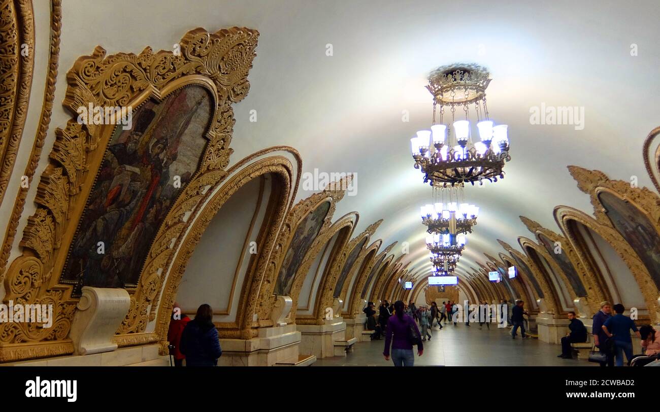 Kijewskaja ist eine Station auf der Arbatsko-Pokrowskaja Linie der Moskauer Metro. Das 1953 eröffnete Hotel ist üppig im quasi-barocken Stil eingerichtet, der in den frühen 1950er Jahren vorherrschte. Die quadratischen Pylonen sind mit weißem Ural-Marmor und aufwendig gemusterten Keramikfliesen konfrontiert und die verputzte Decke ist mit einer Reihe von Fresken von verschiedenen Künstlern, die das Leben in der Ukraine. Ein großes Mosaik am Ende der Plattform erinnert an den 300. Jahrestag der Wiedervereinigung Russlands und der Ukraine. Die Architekten waren L. V. Lile, V. A. Litwinow, M. F. Markovsky und V. M. Dobrokovsky. Stockfoto