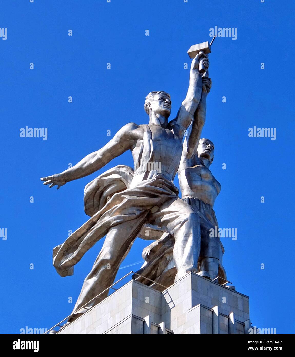 Arbeiter und Kolchosfrau Skulptur in Moskau, zeigt zwei Figuren mit einer Sichel und einem Hammer über ihren Köpfen angehoben. Sie ist 24.5 Meter (78 Fuß) hoch, aus Edelstahl von Vera Mukhina für die Weltausstellung 1937 in Paris hergestellt und anschließend nach Moskau gezogen. Die Skulptur ist ein Beispiel für den sozialistischen realistischen Stil, sowie Art Deco-Stil. Der Arbeiter hält einen Hammer und die Kolchosfrau eine Sichel hoch, um das Hammer- und Sichelsymbol zu bilden. Stockfoto