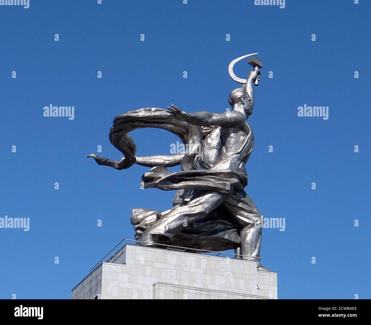 Arbeiter und Kolchosfrau Skulptur in Moskau, zeigt zwei Figuren mit einer Sichel und einem Hammer über ihren Köpfen angehoben. Sie ist 24.5 Meter (78 Fuß) hoch, aus Edelstahl von Vera Mukhina für die Weltausstellung 1937 in Paris hergestellt und anschließend nach Moskau gezogen. Die Skulptur ist ein Beispiel für den sozialistischen realistischen Stil, sowie Art Deco-Stil. Der Arbeiter hält einen Hammer und die Kolchosfrau eine Sichel hoch, um das Hammer- und Sichelsymbol zu bilden. Stockfoto
