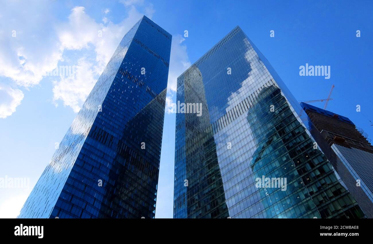 OKO Wolkenkratzer auf dem Grundstück 16 im Moscow International Business Center (MIBC) in Moskau, Russland. Auf einer Gesamtfläche von etwa 250,000 Quadratmetern (2,700,000 Quadratfuß) beherbergt der Komplex mit gemischter Nutzung Apartments, Büroflächen, ein 5-Sterne-Hotel und andere Annehmlichkeiten. Stockfoto