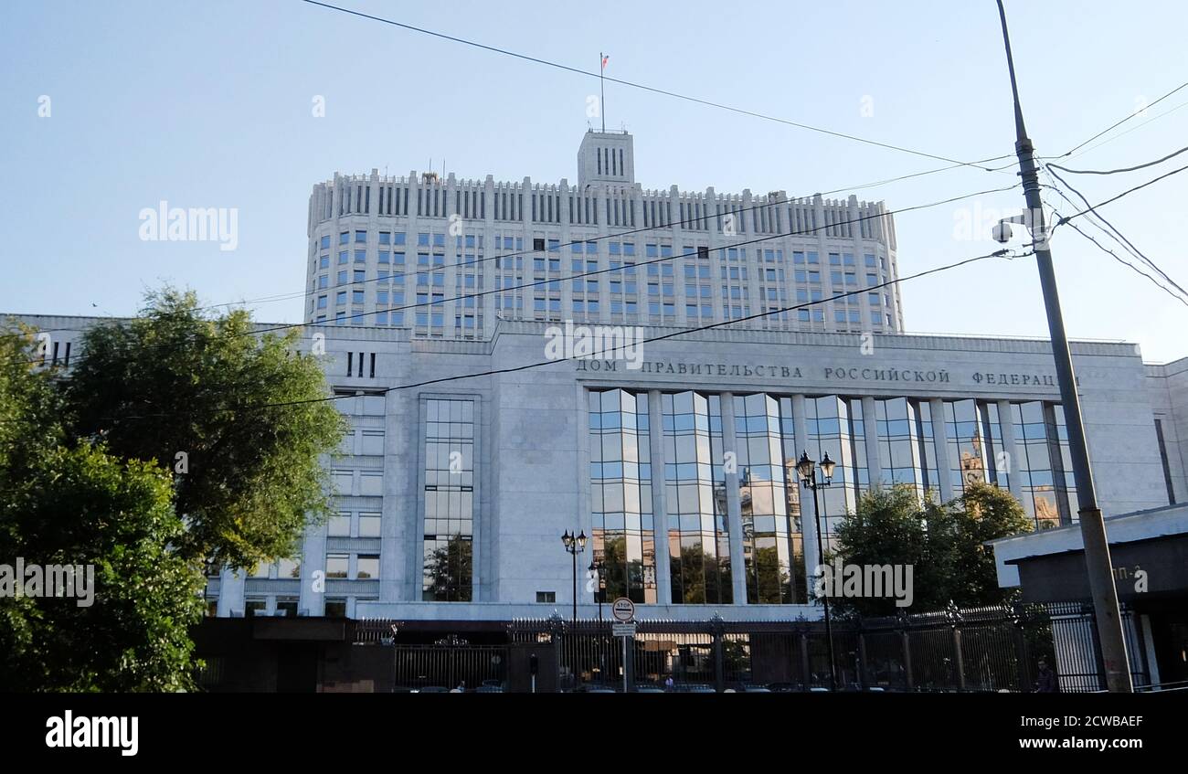 Das Weiße Haus oder Haus der Regierung der Russischen Föderation, ist ein Regierungsgebäude in Moskau. Es steht auf dem Krasnopressnenskaya Damm. Das Gebäude dient als Hauptbüro der Regierung Russlands und ist der offizielle Arbeitsplatz des russischen Ministerpräsidenten. Die Architekten Dmitri Tschetschulin und Pavel Shteller entwarfen das Weiße Haus, ursprünglich das Haus der Sowjets genannt. Der Gesamtentwurf folgt Chechulins Entwurf des Aeroflot-Gebäudes aus dem Jahr 1934. Der Bau begann 1965 und endete 1981. Nach der Fertigstellung des Gebäudes im Jahr 1981, der Oberste Sowjet von Ru Stockfoto