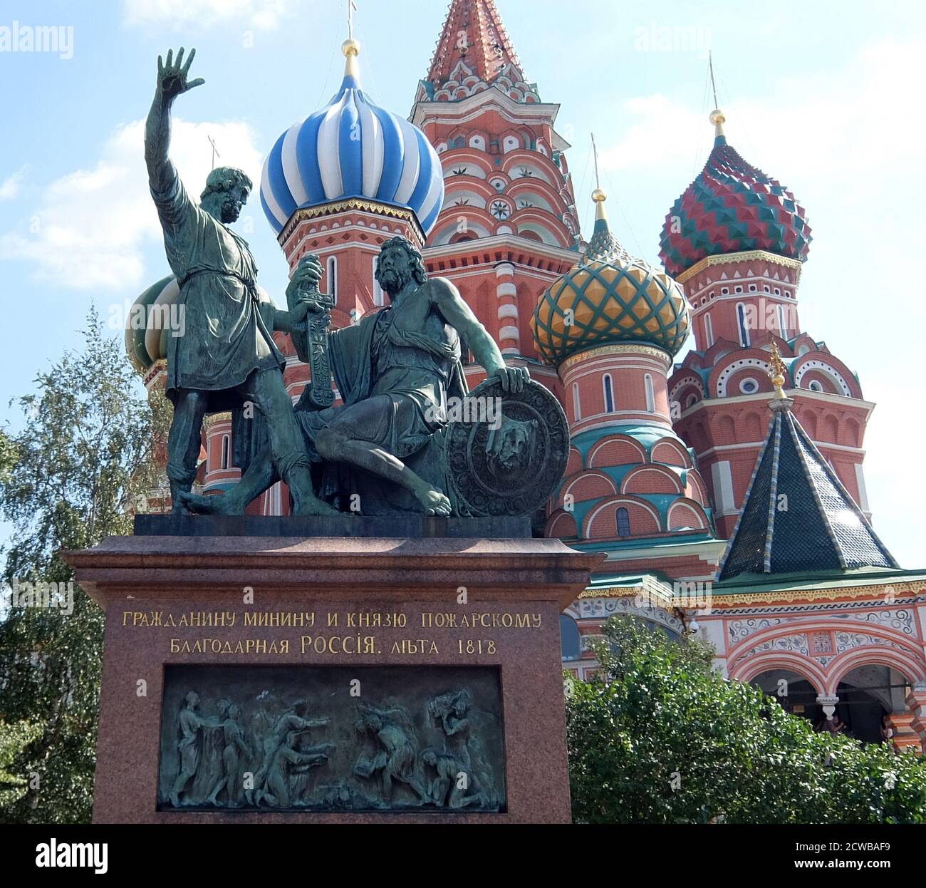 Denkmal für Minin und Poscharski, eine Bronzestatue auf dem Roten Platz in Moskau, Russland, vor der Basilius-Kathedrale. Die Statue erinnert an Fürst Dmitri Poscharski und Kusma Minin, die eine allrussische Freiwilligenarmee zusammenbrachten und die Streitkräfte des polnisch-litauischen Commonwealth unter dem Kommando von König Sigismund III von Polen aus Moskau vertrieben hatten, wodurch die Zeit der Unruhen im Jahr 1612 beendet wurde. Stockfoto