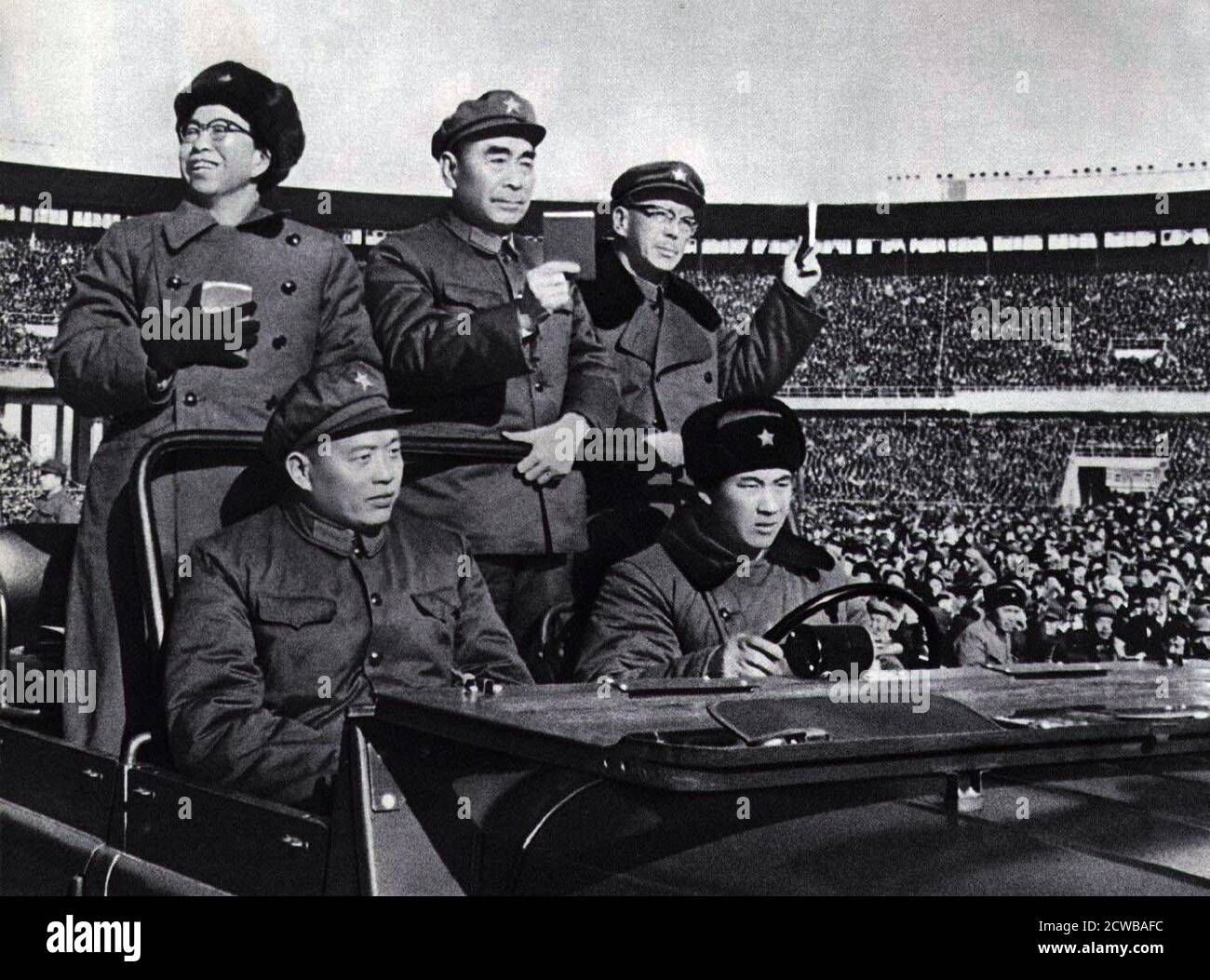 Chinesische Führer einschließlich Jiang Qing (Ehefrau von Mao Zedong) Und Premierminister Zhou Enlai hält das "kleine rote Buch" (Gedanken an Mao) bei einer Parade in Peking 1966 Stockfoto