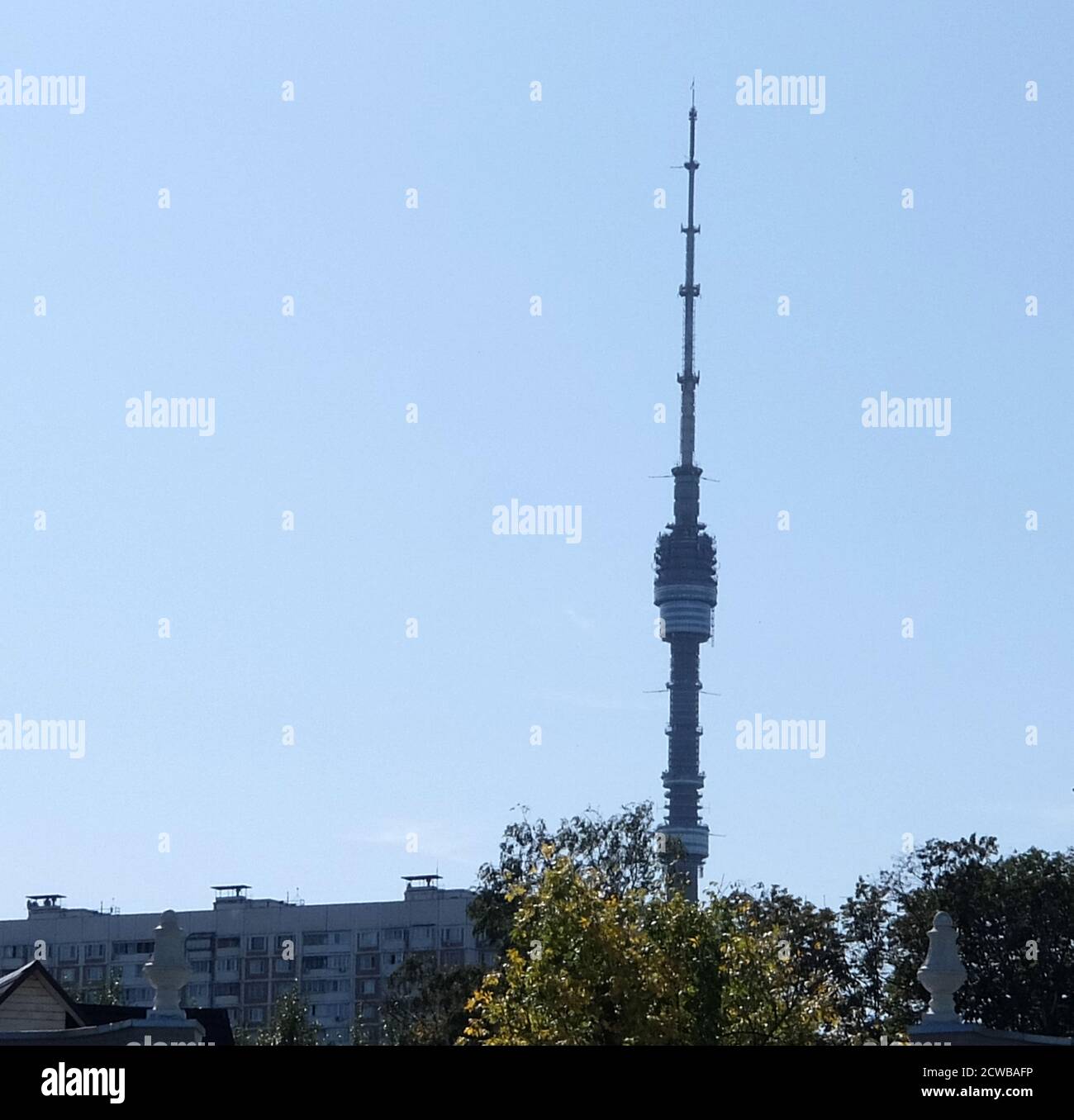 Ostankino Tower ein Fernseh- und Radioturm in Moskau, Russland, im Besitz der Moskauer Niederlassung des einheitlichen Unternehmens Russian TV and Radio Broadcasting Network. Ostankino steht 540.1 Meter (1,772 ft) und wurde von Nikolai Nikitin entworfen. Es ist derzeit die höchste freistehende Struktur in Europa Stockfoto