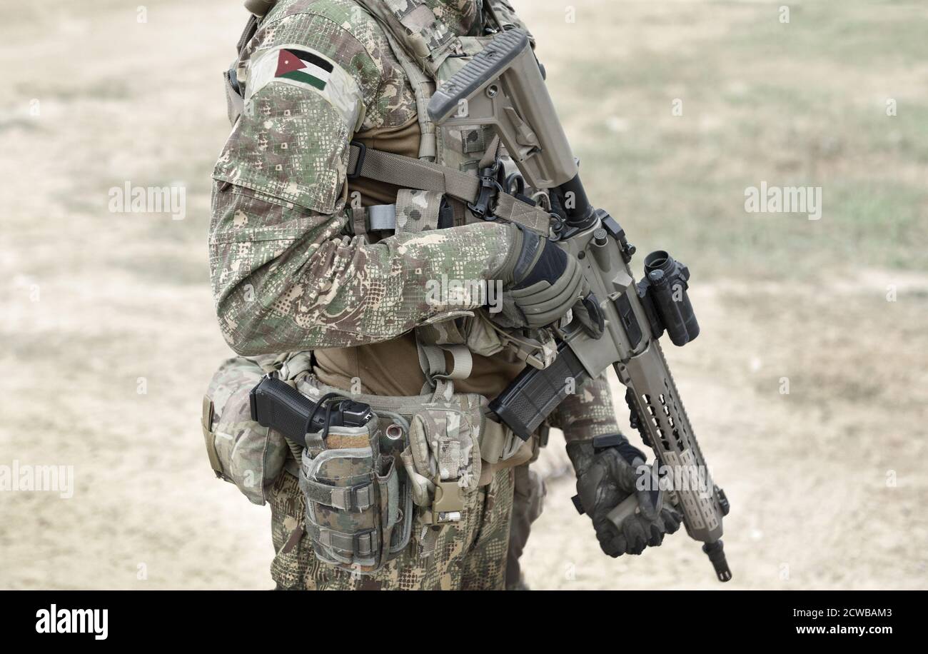 Soldat mit Maschinengewehr und Flagge Jordaniens auf Militäruniform. Collage. Stockfoto