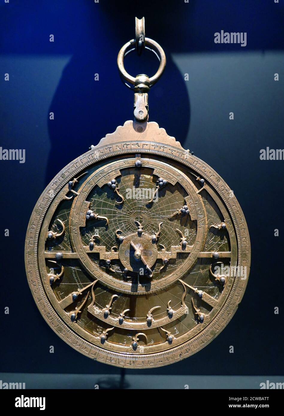Planispherisches Astrolabium, Nordafrika, 18. Jahrhundert. Silber. Ein Astrolabium war ein ausgeklügeltes Neigungsmesser, das von Astronomen und Navigatoren historisch verwendet wurde, um die Höhe über dem Horizont eines Himmelskörpers zu messen, Tag oder Nacht. Es kann verwendet werden, um Sterne oder Planeten zu identifizieren, um lokalen Breitengrad gegebenen lokalen Zeit zu bestimmen, zu vermessen, oder zu triangulieren. Es wurde in der klassischen Antike, dem islamischen Goldenen Zeitalter, dem europäischen Mittelalter und dem Zeitalter der Entdeckung für all diese Zwecke verwendet. Stockfoto