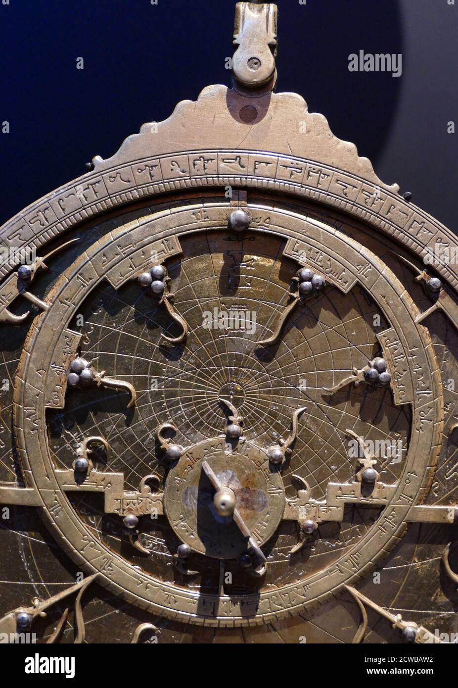 Planispherisches Astrolabium, Nordafrika, 18. Jahrhundert. Silber. Ein Astrolabium war ein ausgeklügeltes Neigungsmesser, das von Astronomen und Navigatoren historisch verwendet wurde, um die Höhe über dem Horizont eines Himmelskörpers zu messen, Tag oder Nacht. Es kann verwendet werden, um Sterne oder Planeten zu identifizieren, um lokalen Breitengrad gegebenen lokalen Zeit zu bestimmen, zu vermessen, oder zu triangulieren. Es wurde in der klassischen Antike, dem islamischen Goldenen Zeitalter, dem europäischen Mittelalter und dem Zeitalter der Entdeckung für all diese Zwecke verwendet. Stockfoto