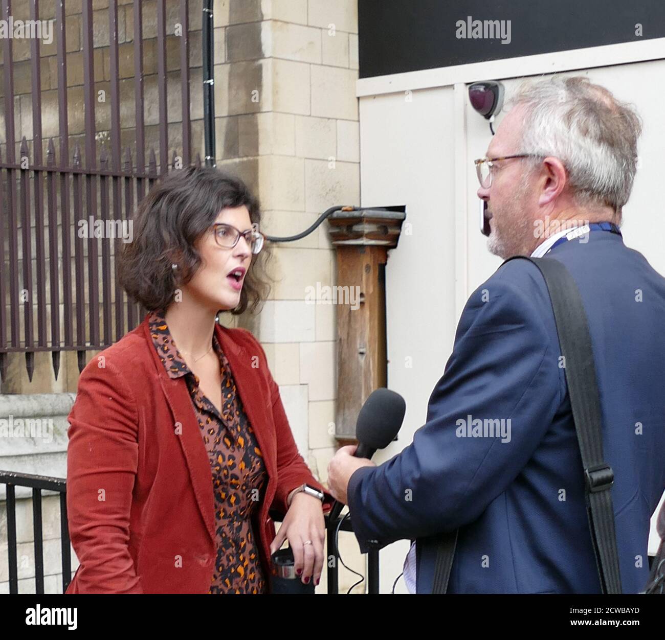 Layla Moran spricht die Presse an, nachdem sie ins Parlament zurückgekehrt war, nachdem der Oberste Gerichtshof die Prorogation des Parlaments für nichtig erklärt hatte. September 2019. Layla Moran (geb. 1982); britisch-liberal-demokratische Politikerin. Mitglied des Parlaments seit 2017. Moran ist das erste britische Parlamentsmitglied palästinensischer Abstammung. Seit 2017 ist sie Liberaldemokratische Sprecherin für Bildung und seit 2019 Sprecherin für Digital, Kultur, Medien und Sport. Stockfoto