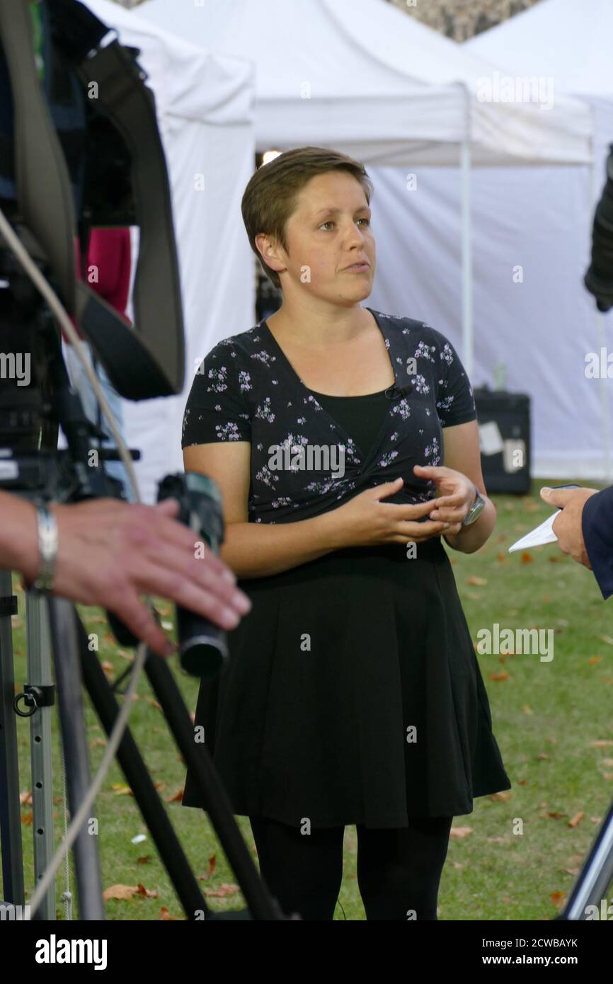 Kirsty Blackman kommt, um Medieninterviews zu geben, nachdem er nach der Aufhebung der Prorogation durch den Obersten Gerichtshof ins parlament zurückgekehrt ist. September 2019. Kirsty Blackman (geboren 1986), Politiker der Scottish National Party; gewählt als Parlamentsmitglied für Aberdeen North bei den Parlamentswahlen im Vereinigten Königreich 2015. Sie ist SNP-Sprecherin für Wirtschaft und SNP-stellvertretende Westminster-Leiterin. Blackman wurde 2017 wiedergewählt Stockfoto