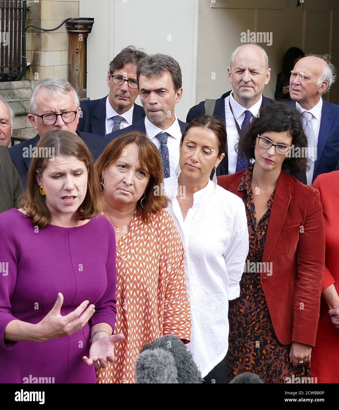 Jo Swinson, der Führer der britischen Liberaldemokraten, wendet sich nach seiner Rückkehr ins Parlament an die Presse, nachdem der Oberste Gerichtshof die Prorogation des Parlaments aufgehoben hatte. September 2019. Die meisten Abgeordneten der Liberaldemokraten sind anwesend, darunter: Ed Davey, Christine Jardine, Jane Dodds, Layla Moran, Jamie Stone, Vince Cable und Tom Brakes. Stockfoto