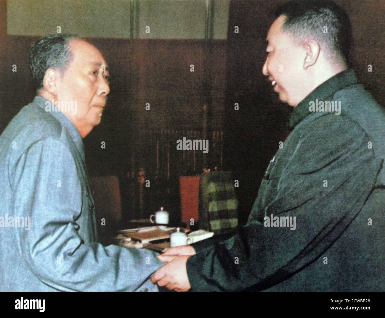 Vorsitzender Mao und seine Nachfolger, Hua Guofeng. (1976). Hua Guofeng (1921 - 2008) diente als Vorsitzender der Kommunistischen Partei Chinas und Premierminister der Volksrepublik China. Hua statt oben Büros der Regierung, Partei und Militär nach dem Premier Zhou und der Vorsitzende Mao's Tod, wurde aber in den wichtigsten politischen Macht durch mehr einflussreiche Parteiführer von Juni 1981 gezwungen Stockfoto