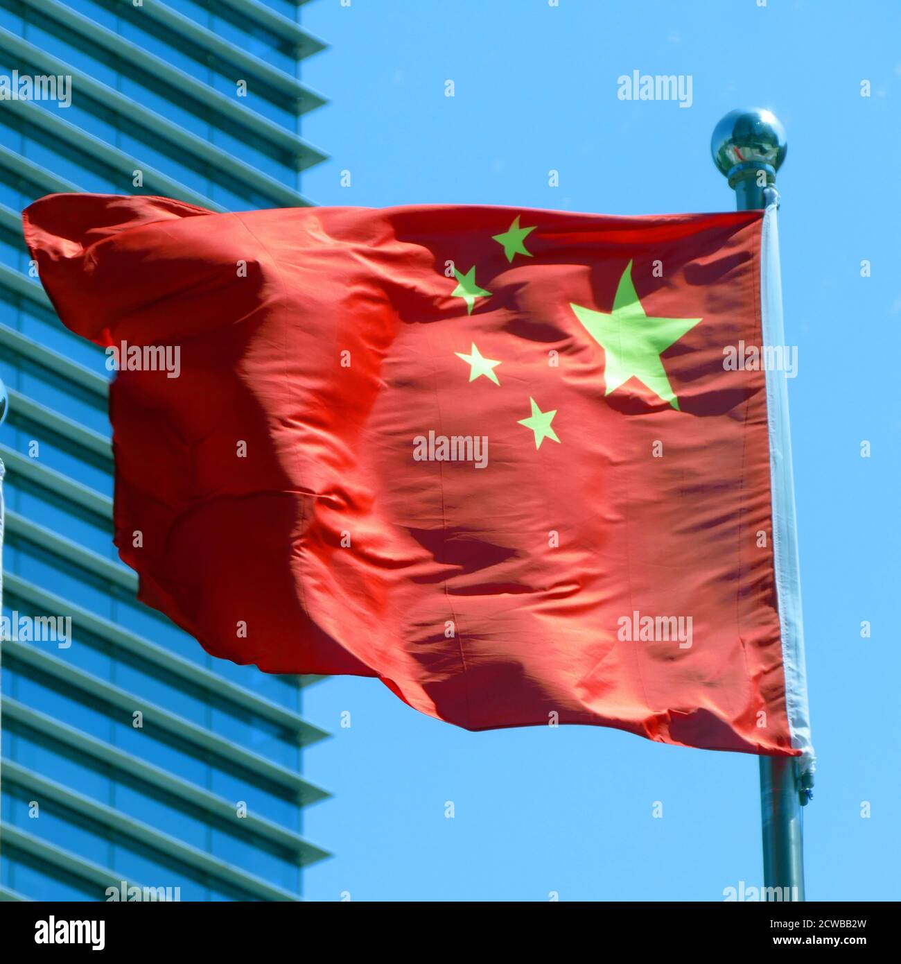 Die Flagge von China, verfügt über einen großen Star, mit vier kleineren Sterne. Das Rot steht für die kommunistische Revolution; die fünf Sterne und ihre Beziehung darstellen. die Einheit des Chinesischen Volkes unter der Führung der Kommunistischen Partei Chinas (CPC). Die erste Fahne wurde von der Volksbefreiungsarmee (PLA) auf einer Stange mit Blick auf Pekings Platz des Himmlischen Friedens am 1. Oktober 1949 gehisst, in einer Zeremonie die Bekanntgabe der Gründung der Volksrepublik China. Stockfoto