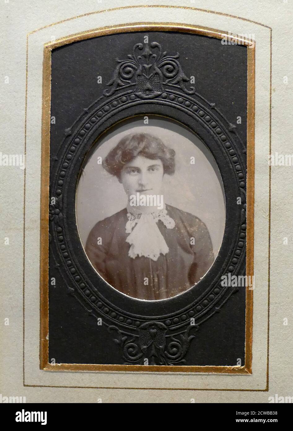 Foto einer Frau, aus einem englischen Familienfotoalbum. Anfang des 20. Jahrhunderts. 1910 Stockfoto