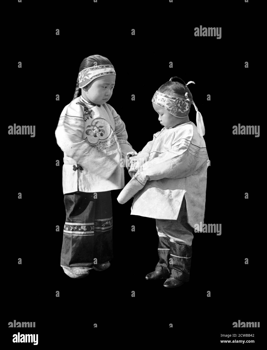 Hochrangige Kinder im kaiserlichen china vor der kommunistischen Revolution. Ca. 1905. Foto von William Henry Jackson 1843 1942. Das China von Mao Zedongs Jugend war eine imperiale, bürokratische und hierarchische Gesellschaft. Stockfoto