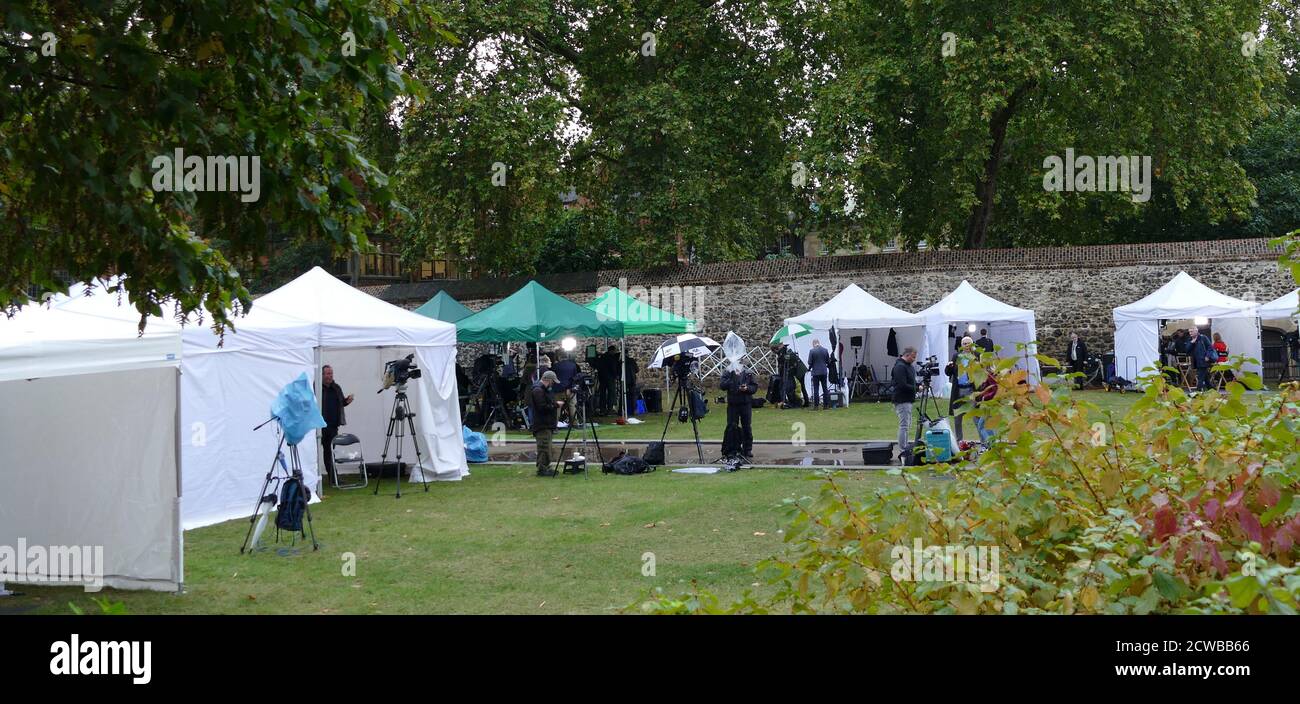 Nachrichtenmedien zelten auf College Green, um über politische Ereignisse im britischen Parlament in London zu berichten. 2019 Stockfoto