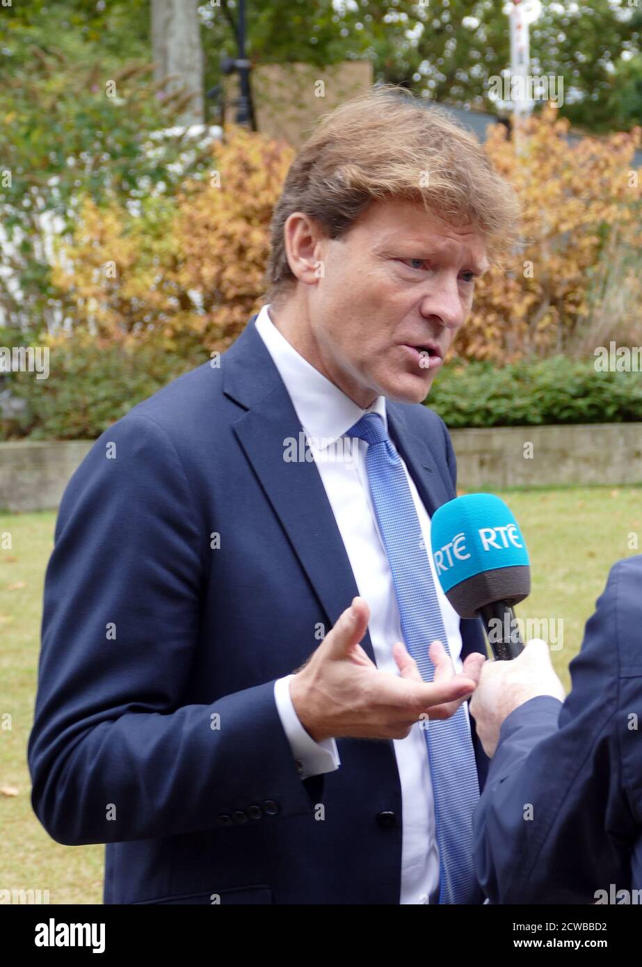Interview mit Richard Tice (geb. 1964) ist ein britischer Geschäftsmann und Politiker. Gründer der Pro-Brexit-Kampagne Leave means Leave, und Leave.EU. Stockfoto