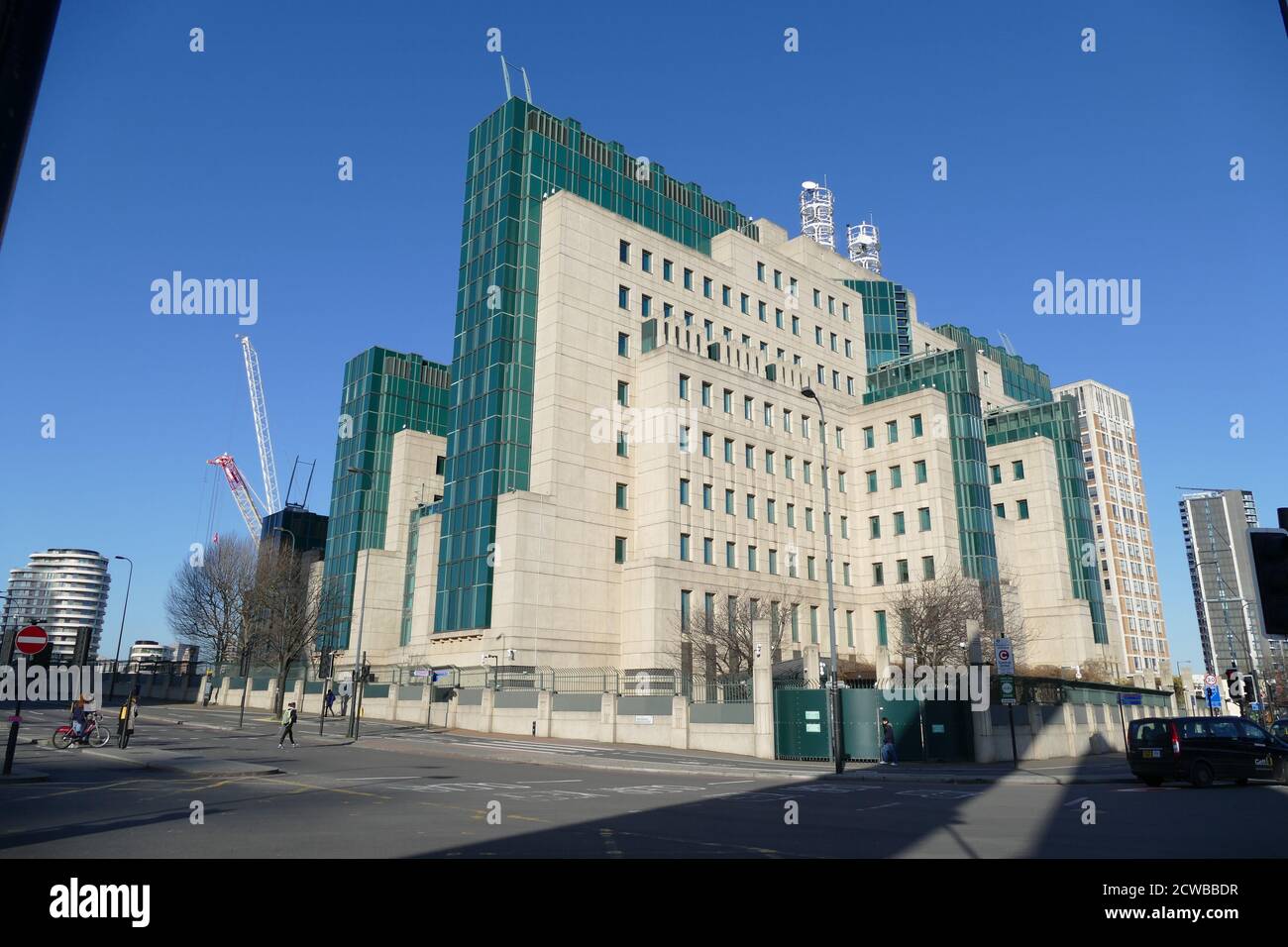 Londoner Hauptsitz des MI6. Der Secret Intelligence Service (SIS), allgemein bekannt als MI6, ist der ausländische Geheimdienst der Regierung des Vereinigten Königreichs, der hauptsächlich mit der verdeckten Sammlung und Analyse menschlicher Intelligenz im Ausland beauftragt ist. Seit 1995 befindet sich der Hauptsitz von SIS am 85 Vauxhall Cross, entlang des Albert Embankment an der Vauxhall Bridge, London. Stockfoto