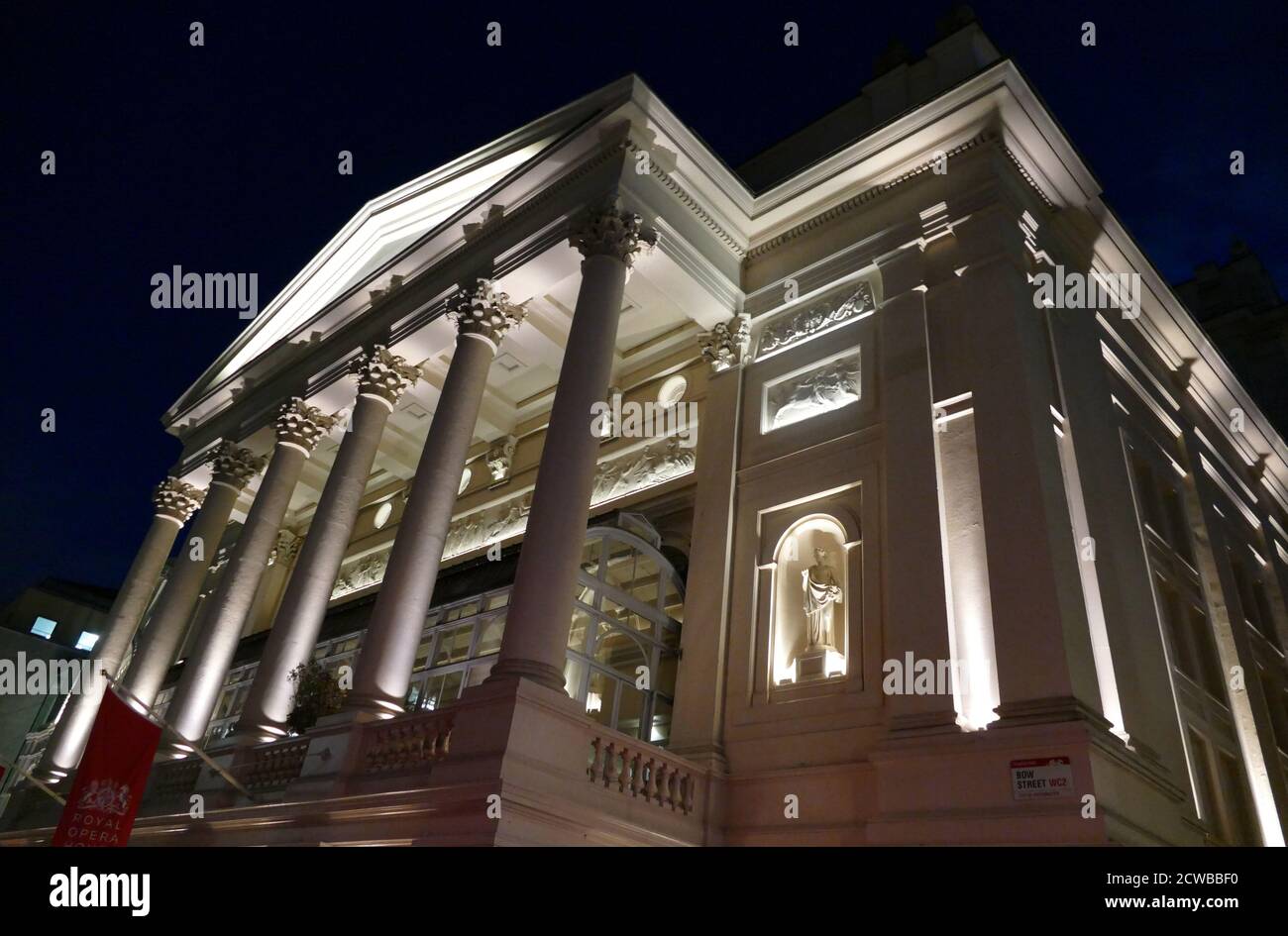 Das Royal Opera House (ROH), in Covent Garden, im Zentrum von London. Das große Gebäude wird oft einfach als "Covent Garden" bezeichnet, nachdem die Stelle des ursprünglichen Aufbaus des Opernhauses im Jahr 1732 zuvor genutzt wurde. Es ist die Heimat der Royal Opera, des Royal Ballet Stockfoto