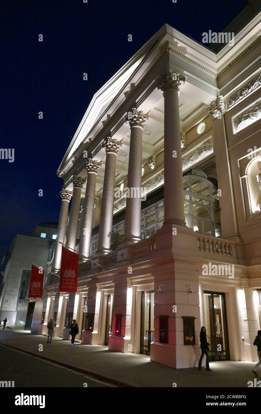 Das Royal Opera House (ROH), in Covent Garden, im Zentrum von London. Das große Gebäude wird oft einfach als "Covent Garden" bezeichnet, nachdem die Stelle des ursprünglichen Aufbaus des Opernhauses im Jahr 1732 zuvor genutzt wurde. Es ist die Heimat der Royal Opera, des Royal Ballet Stockfoto