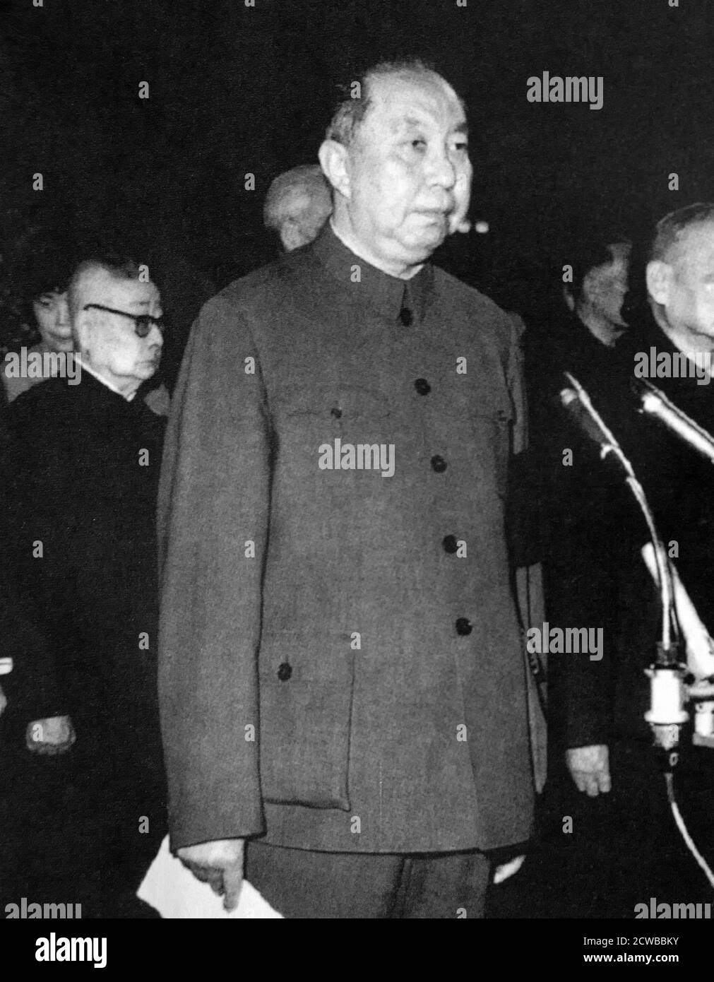 Hua Guofeng (1921 - 2008) chinesischer Politiker, der als Vorsitzender der Kommunistischen Partei Chinas und Premierminister der Volksrepublik China diente. Hua bekleidete nach dem Tod von Premier Zhou und dem Vorsitzenden Mao die obersten Ämter der Regierung, der Partei und des Militärs, wurde jedoch von einflussreicheren Parteiführern bis Juni 1981 aus der politischen Macht gedrängt und anschließend von der politischen Szene zurückgezogen. Stockfoto