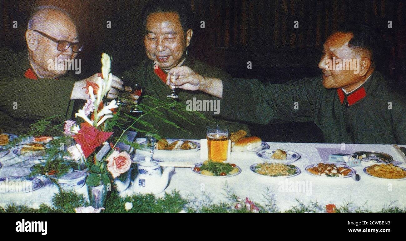 Am 1. August 1977 feierten Hua Guofeng, Ye Jianying und Deng Xiaoping den 50. Jahrestag der Armee beim Empfang des Ministeriums für Nationale Verteidigung Stockfoto