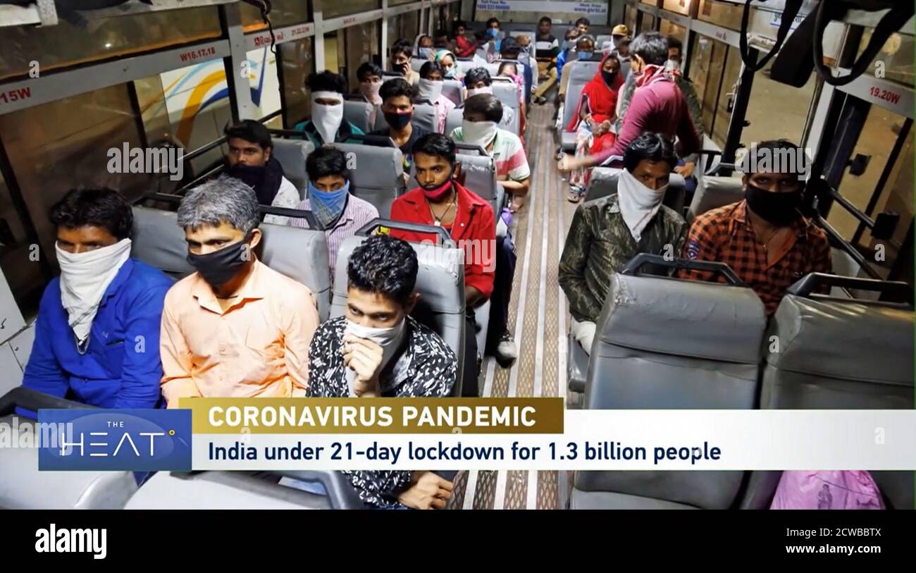 Indische Fernsehnachrichten berichten über Wanderarbeiter während der Corona-Virus-Pandemie. März 2020 Stockfoto