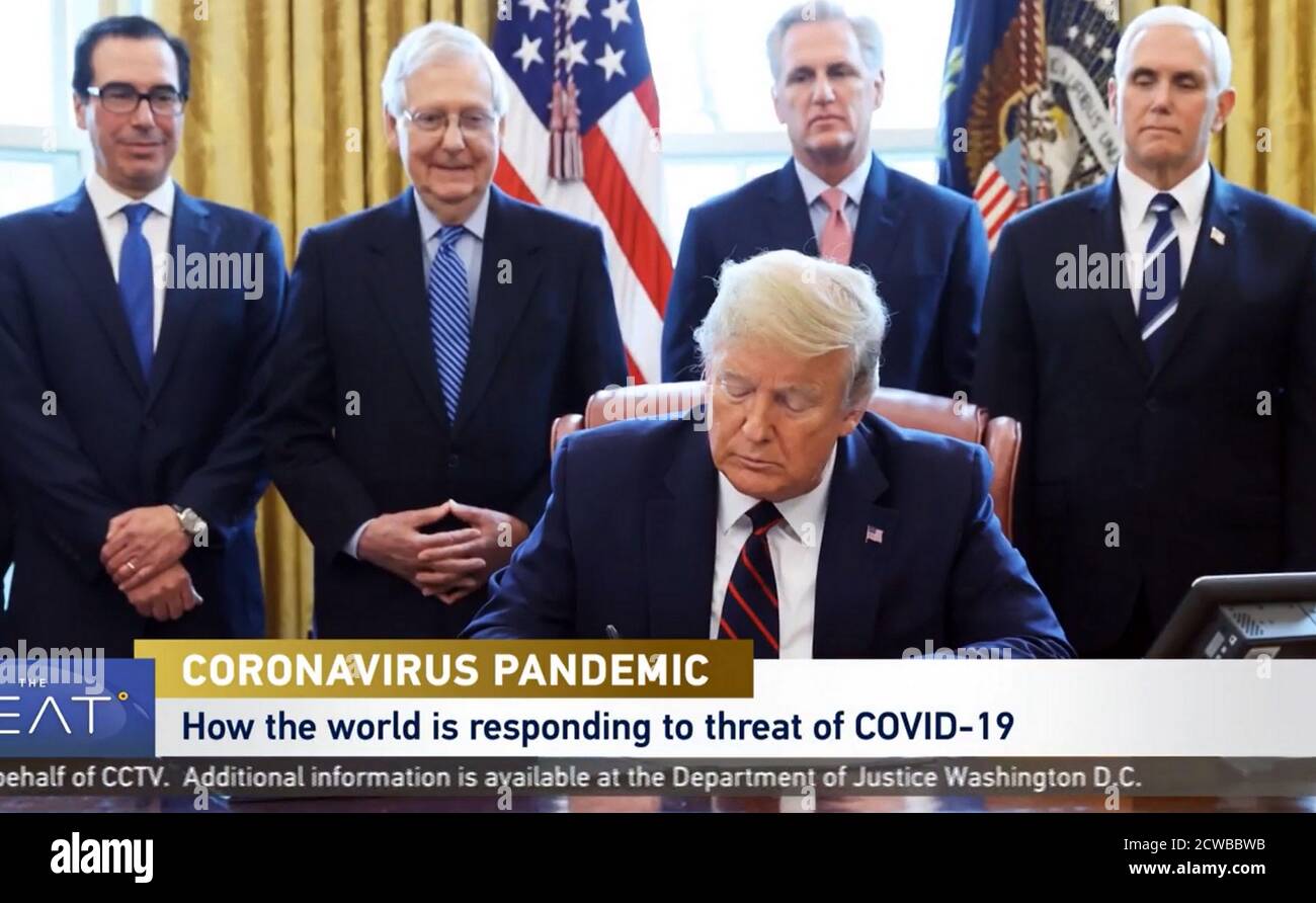 Präsident Donald Trump beruft sich auf den Defense Production Act am 27. März 2020, um General Motors zu verpflichten, mehr Ventilatoren zu produzieren, um mit erhöhten Krankenhauseinweisungen aufgrund der Ausbreitung des neuartigen Coronavirus in den Vereinigten Staaten umzugehen. Stockfoto