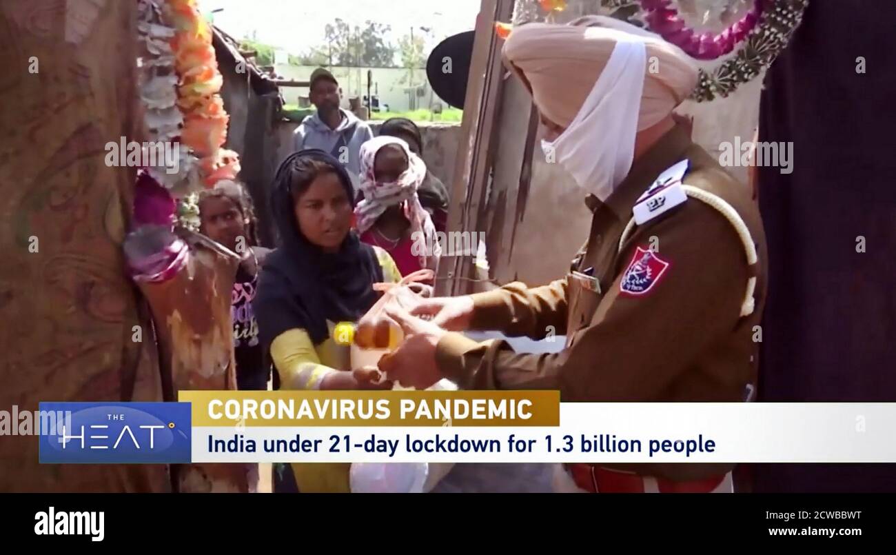 Indische Fernsehnachrichten berichten über Wanderarbeiter während der Corona-Virus-Pandemie. März 2020 Stockfoto