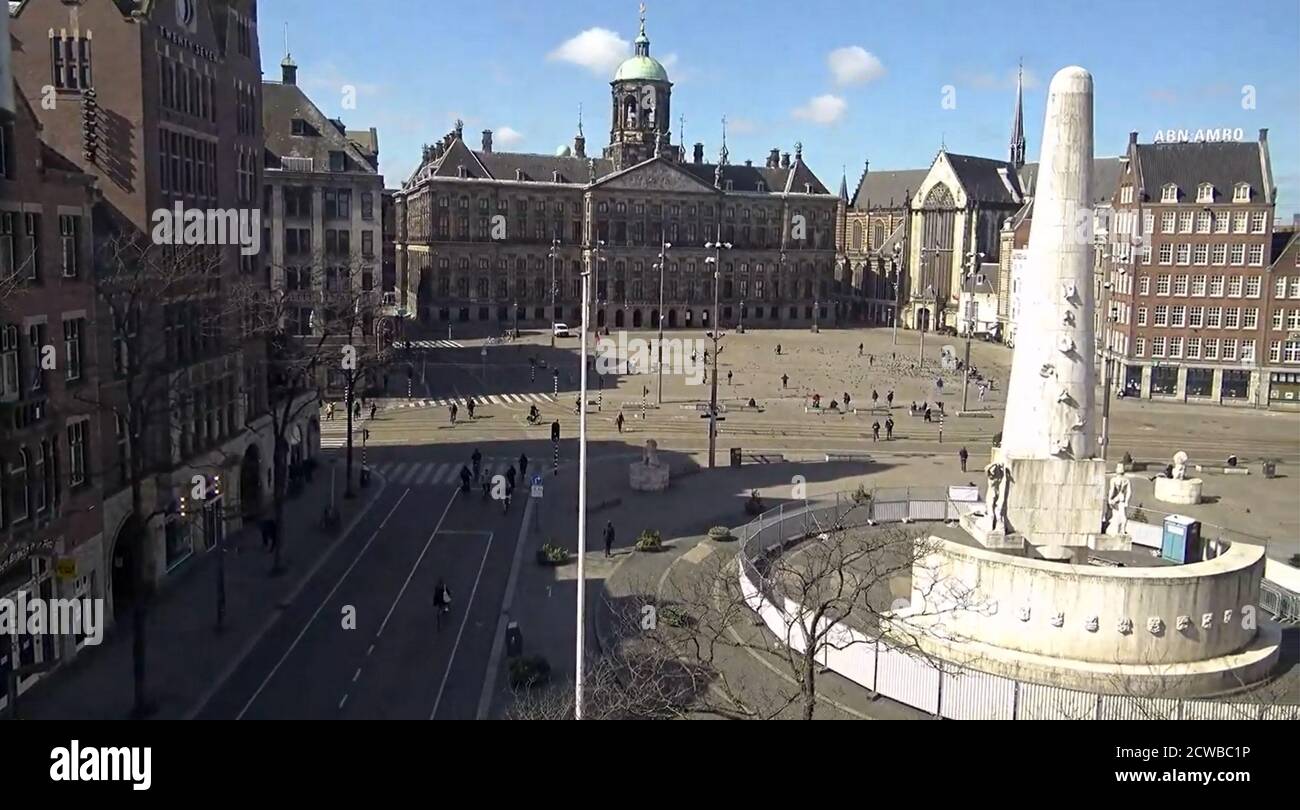 Dam Square Amsterdam während der COVID-19 Pandemie weitgehend verlassen März 2020 Stockfoto
