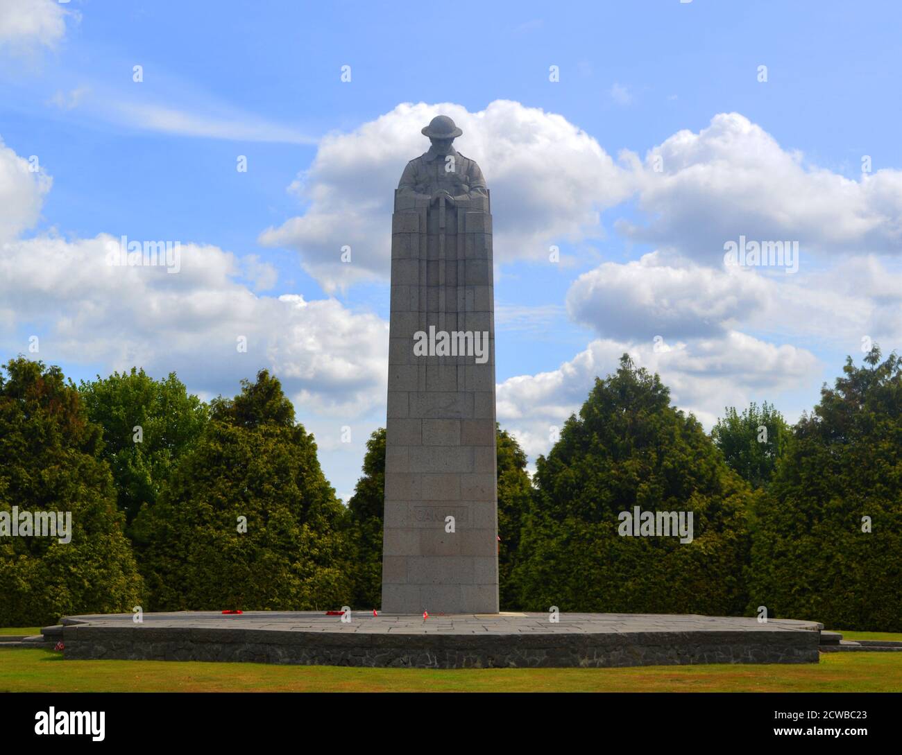 Sanctuary Wood Friedhof für die Toten des Ersten Weltkriegs, 5 km östlich von Ypern, Belgien. Sanctuary Wood wurde von britischen Truppen im November 1914 benannt, als es verwendet wurde, um Truppen zu beherbergen. Die Kämpfe fanden in ihm im September 1915 statt und es wurde von kanadischen und deutschen Soldaten während der Schlacht am Mount Sorrel Anfang Juni 1916 bekämpft. Die meisten dieser Gräber stammen aus den Schlachten um Ypern im Jahr 1914 und der alliierten Offensive Ende 1917. Stockfoto