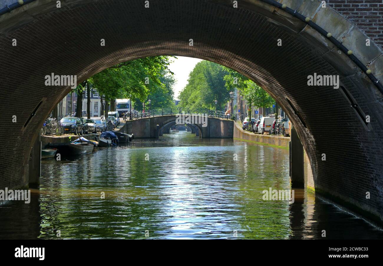 Kanäle in Amsterdam, Niederlande werden für den Transport von Menschen, Touristen und Vorräten verwendet. Stockfoto