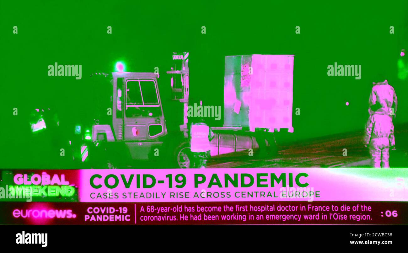 Euronews Television berichtet über den Covid-Ausbruch in der Tschechischen republik, da medizinische Hilfsgüter geladen werden. März 2020 Stockfoto