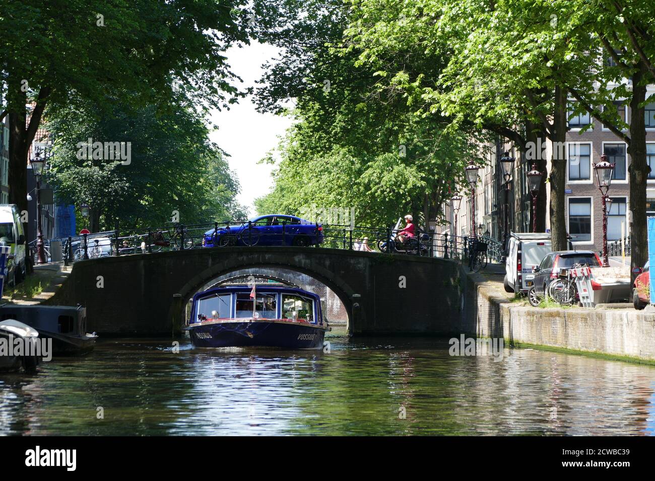 Kanäle in Amsterdam, Niederlande werden für den Transport von Menschen, Touristen und Vorräten verwendet. Stockfoto