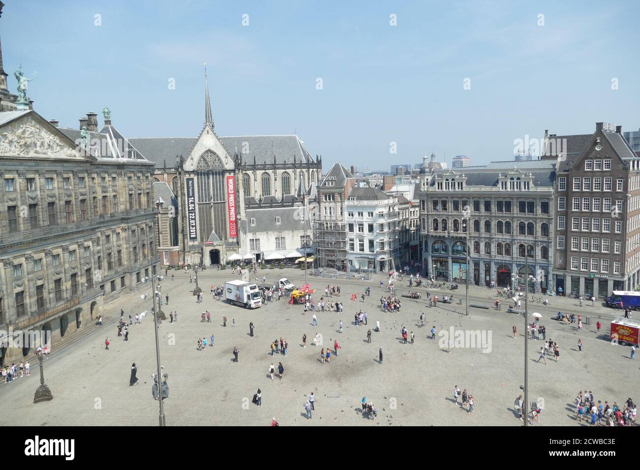 Königspalast und Nieuwe Kerk am Dam-Platz, Amsterdam; Niederlande. Stockfoto