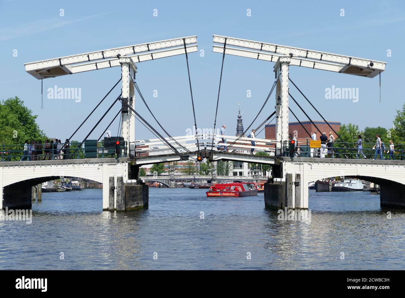 Kanäle in Amsterdam, Niederlande werden für den Transport von Menschen, Touristen und Vorräten verwendet. Stockfoto