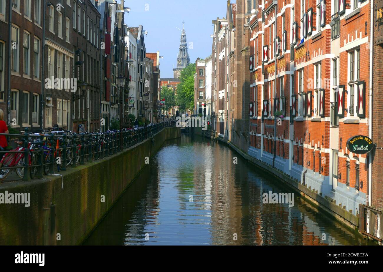 Kanäle in Amsterdam, Niederlande werden für den Transport von Menschen, Touristen und Vorräten verwendet. Stockfoto