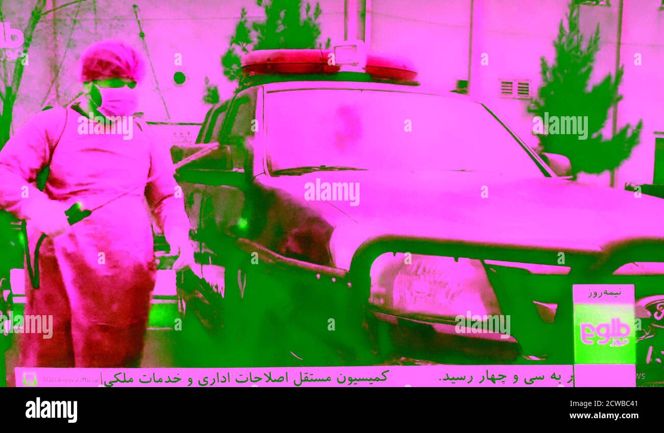 Afghanische Fernsehnachrichten berichten über die Hygiene des Transports während der Corona-Virus-Pandemie. März 2020 Stockfoto