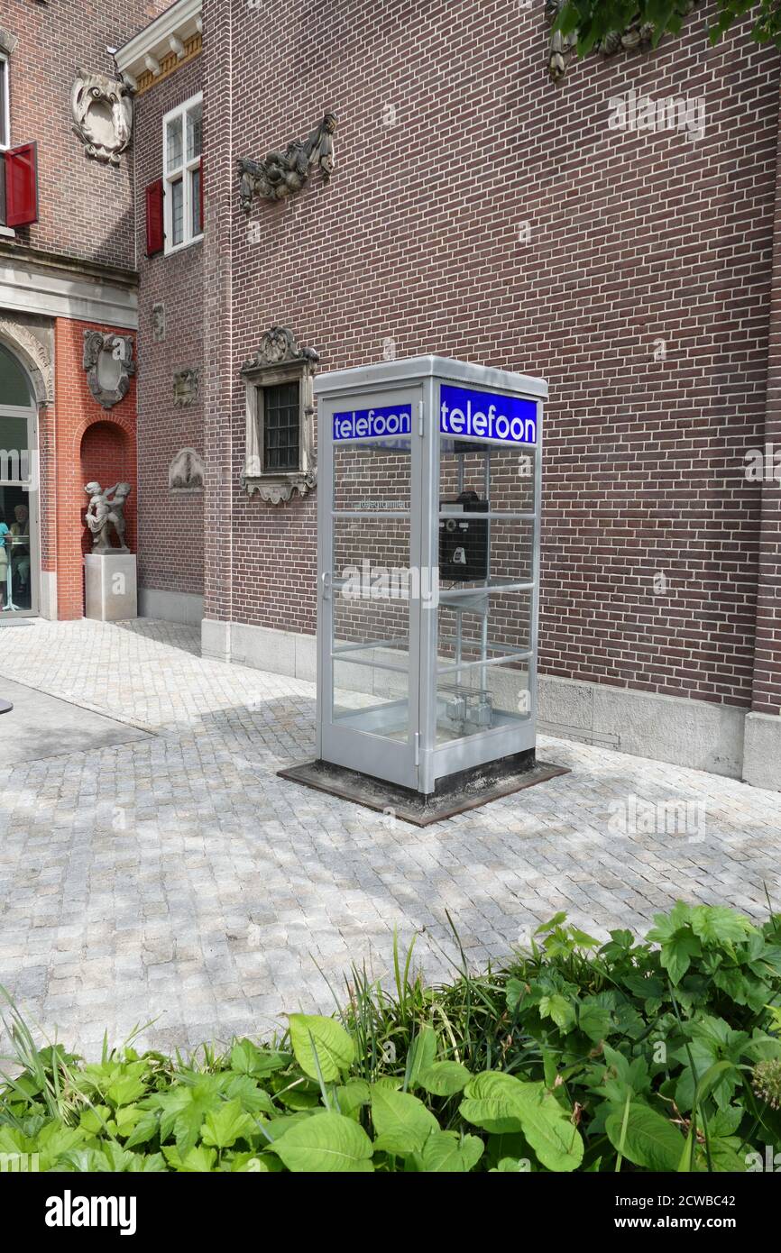 Öffentliches Münztelefon in einer Amsterdamer Straße. Niederlande 2020 Stockfoto