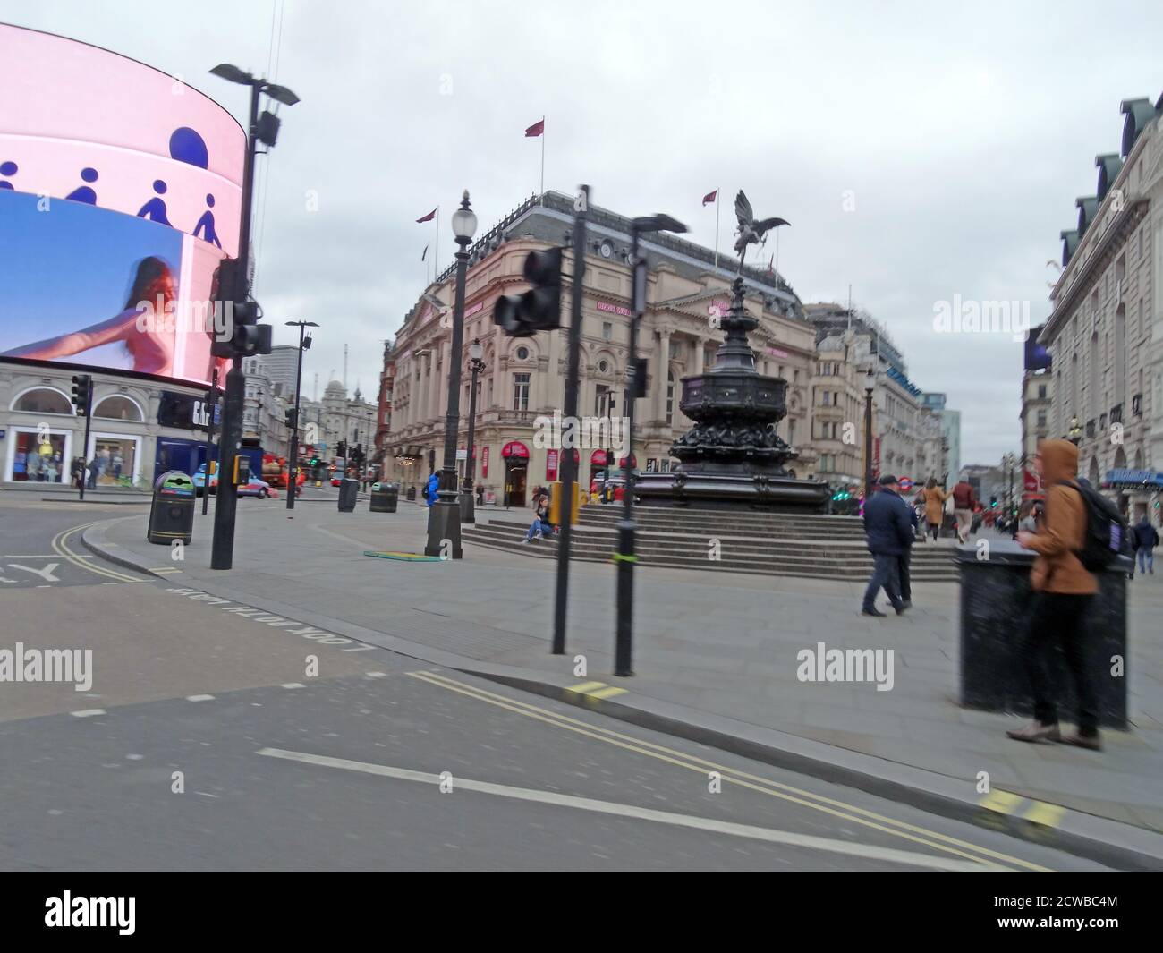 Piccadilly Circus, London, ist während der COVID-19 Pandemie am 14. März 2020 von Touristen und Einkäufern verlassen Stockfoto